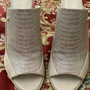 Gently worn heels. Original heel tips! No scratches!